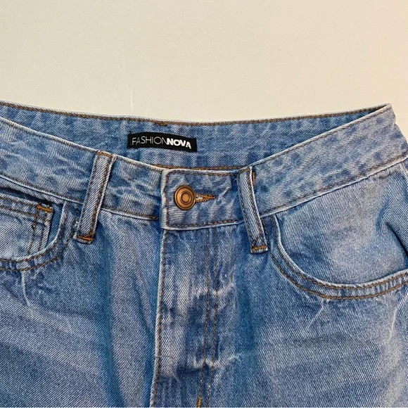 Fashion Nova Distressed Light Wash Boyfriend Jeans | Size 5 - Picture 6 of 6